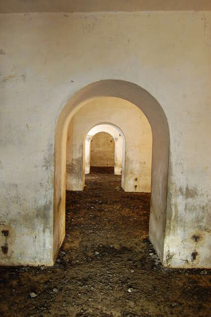 Le passage entre les chambrées de l'abri de combat. VAUBOURG Julie