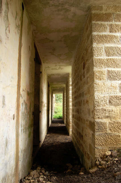 Le couloir derrière la façade de l'abri de combat d'Uxegney Nord. VAUBOURG Cédric
