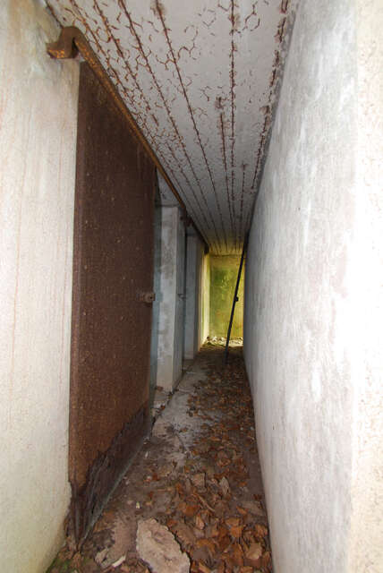 Le couloir ayant conservé ses portes métalliques des chambres de stockage du magasin de batterie de la batterie d'artillerie n°6 de Roppe à Belfort. VAUBOURG Cédric