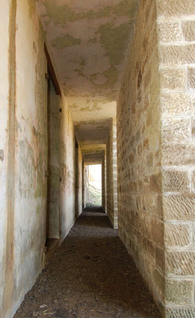 Le couloir derrière la façade de l'abri de combat d'Uxegney Nord. VAUBOURG Cédric
