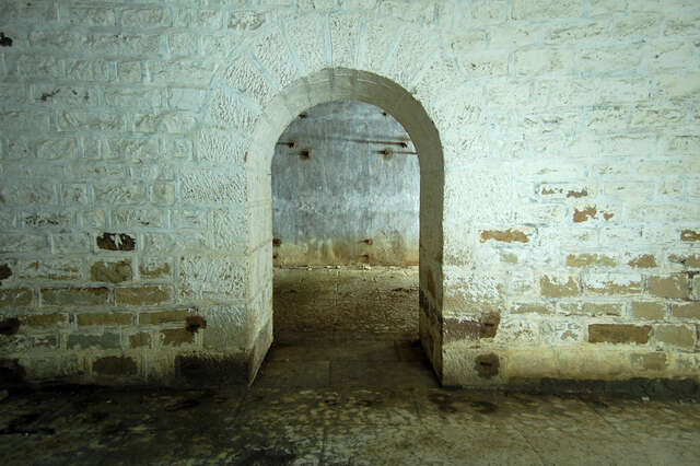 Le couloir entre les chambrées de l’abri de combat de la Haye-du-Pin. VAUBOURG Julie