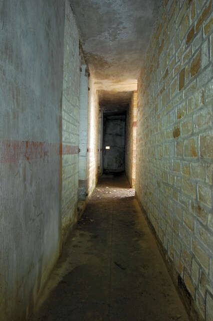 Le couloir derrière la façade de l’abri de combat de la Haye-du-Pin. VAUBOURG Julie