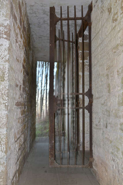 Grille porte de l'abri de combat des Adelphes. VAUBOURG Julie