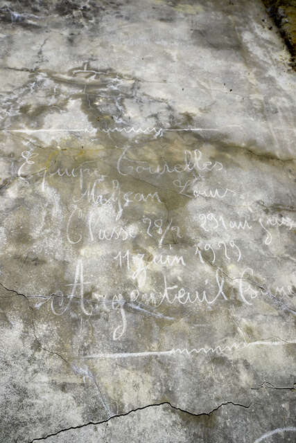 Graffiti sur l'abri de combat de Longchamp-sud. VAUBOURG Cedric
