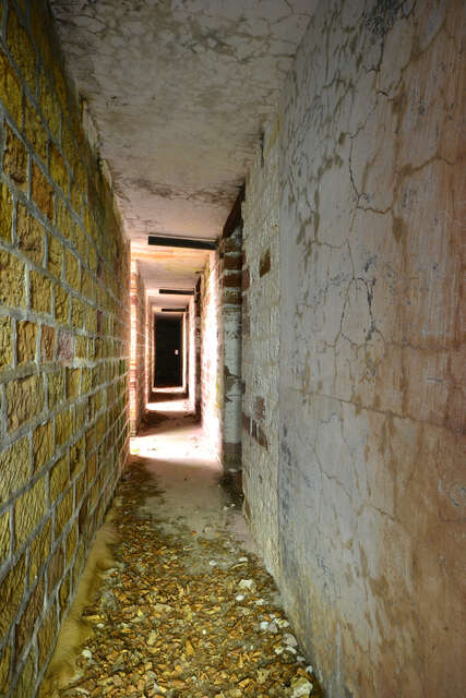 Galerie derrière la façade de l'abri de combat de Vorpaille. VAUBOURG Cédric