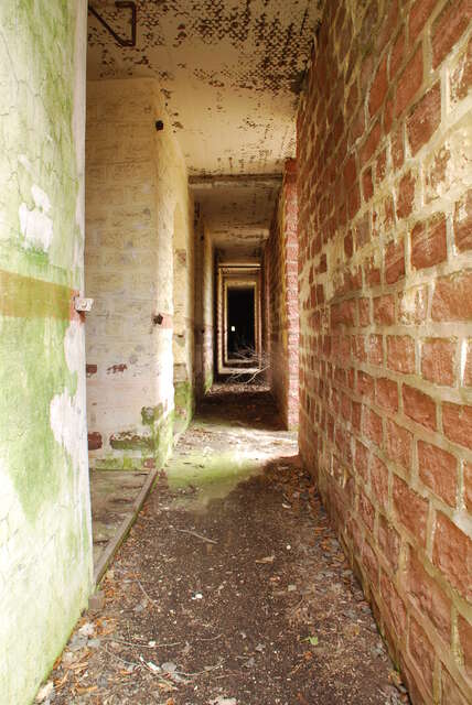 Galerie de la facade de l’abri de combat de Longchamp-ouest. VAUBOURG Lucas