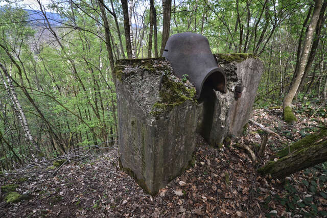 Une guértite observatoire avec porte dans l'enveloppe du centre de résistance du fort de Roppe. VAUBOURG Julie
