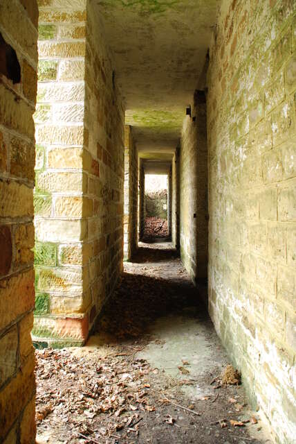 Galerie de la façade de l’abri de combat de Malgré-moi. VAUBOURG Cédric