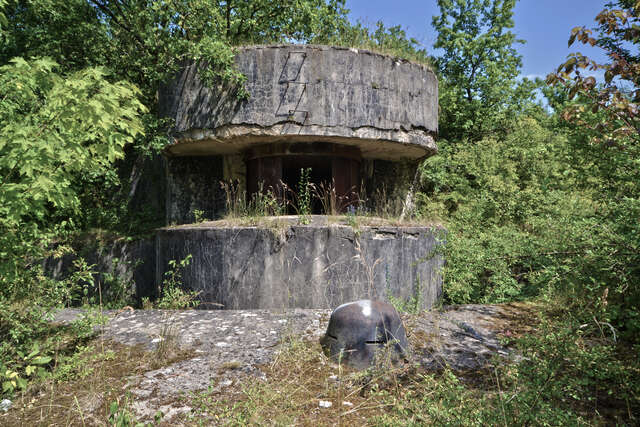 Une guérite observatoire reliée à un abri de rempart devant la casemate de projecteur du fort de Frouard dans la trouée de Charmes. VAUBOURG Julie