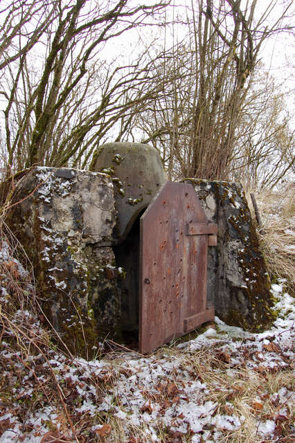 Une guérite observatoire en acier emboutie avec porte au fort de Dugny à Verdun. VAUBOURG Julie
