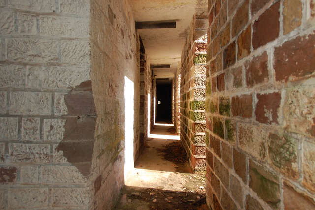 Galerie derrière la façade de l'abri de combat de Vorpaille. VAUBOURG Cédric