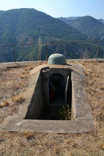 Une guérite observatoire en acier coulé avec porte au fort du Barbonnet avancée de Nice. VAUBOURG Julie