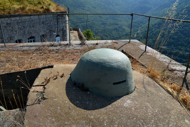 Une guérite observatoire en acier coulé avec porte au fort du Barbonnet avancée de Nice. VAUBOURG Julie