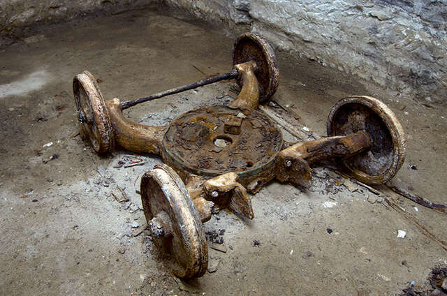 Le chariot d'un porjecteur dans une casemate de projecteur de Bonifacio en Corce. Jean Philippe Guichard