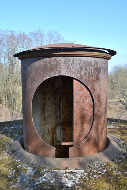 La coupole de la tourelle de projecteur du fort de Frouard dans la trouée de Charmes. VAUBOURG Julie