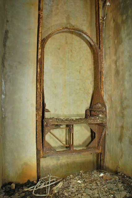 La benne du projecteur de la tourelle de projecteur du fort de Frouard dans la trouée de Charmes. VAUBOURG Cédric
