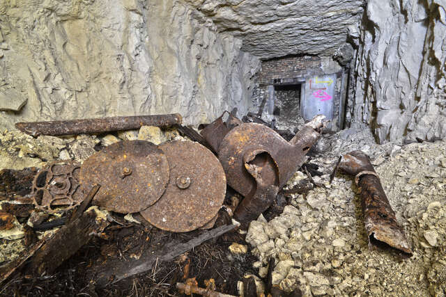 Un vestige de ventillateur dans une galerie de 17 du fort de Tavannes. VAUBOURG Julie