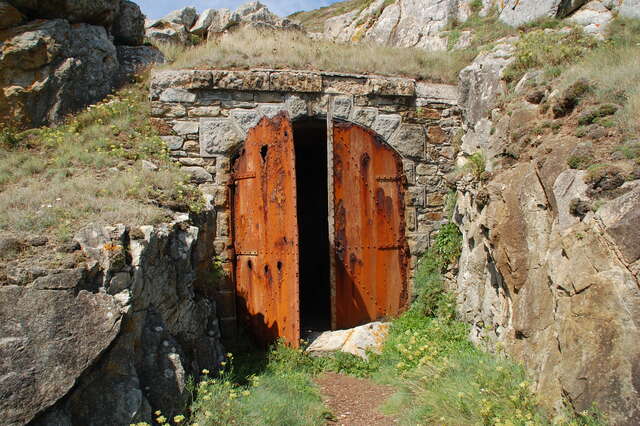 Un des deux abri pour projecteur des casemates projecteur assurant la défense des côtes de la position de Creach'Meur au nord de Brest. VAUBOURG Julie