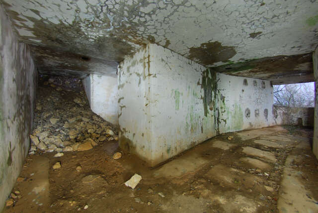 L'intérieur d'une des deux casemates de projecteur du fort de Pont-Saint Vincent dans la trouée de Charmes. VAUBOURG Cédric