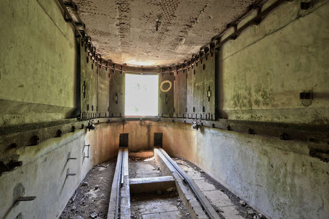 L'intérieur de l'abri de combat de la casemate de projecteur du fort de Frouard. VAUBOURG Cédric