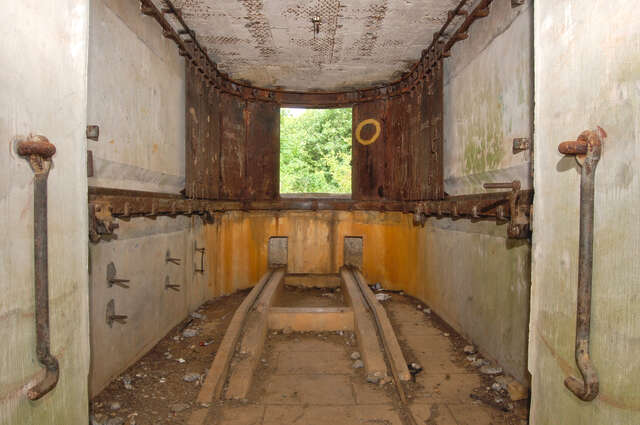 L'intérieur de l'abri de combat de la casemate de projecteur du fort de Frouard ayant conservé ses volets blindés. VAUBOURG Julie