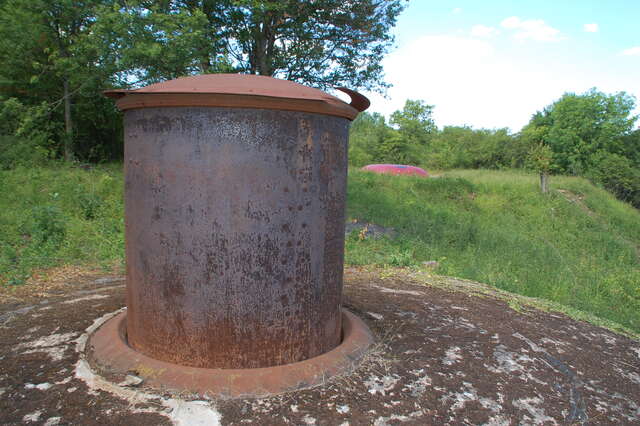 La tourelle de projecteur et en arrière la tourelle Mougin rabaissée du fort de Frouard. VAUBOURG Julie