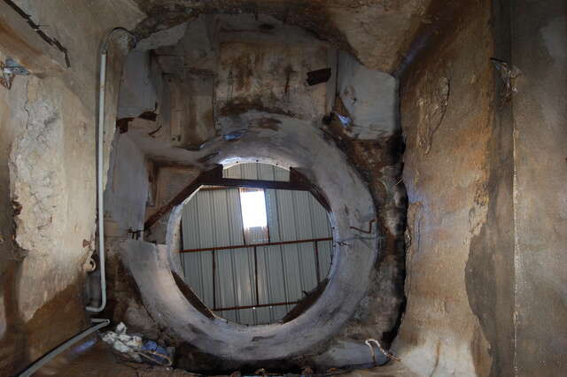 Le puits en béton  de la tourelle de projecteur féraillée du fort de Pont-Saint-Vincent. VAUBOURG Julie