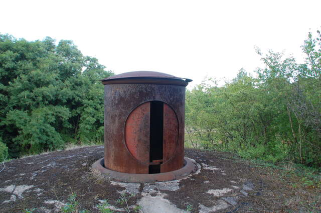 Les deux volets partiellement fermés qui protège le projecteur des poussières et des des corps étranger lorsqu'il ne fonctionne pas sur la tourelle de projecteur du fort de Frouard. VAUBOURG Julie