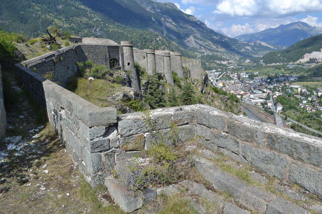 L'embrassure de la casemate de projecteur du fort du Replaton à Modane. VAUBOURG Julie