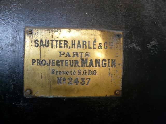 La plaque fabriquant d'un projecteur de 90 de côte au musée militaire de Ténérife. Jean Philippe Guichard