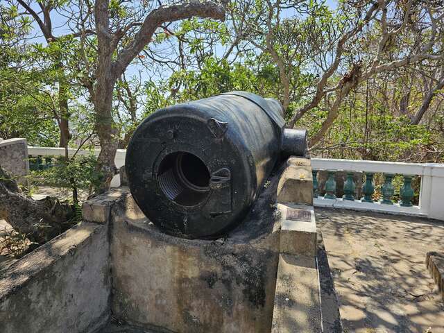 Un tube de mortier de 30 cm modèle 1893-1901 N°41 à la villa Blanche à Vung Tau Cap Saint-Jacques Vietnam. VAUBOURG Cédric