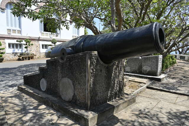 Un tube de mortier de 30 cm modèle 1893-1901 N°41 à la villa Blanche à Vung Tau Cap Saint-Jacques Vietnam. VAUBOURG Julie