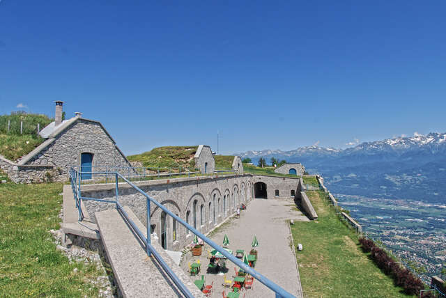 La cour et les casernement du fort du Saint-Eynard à Grenoble. VAUBOURG Julie