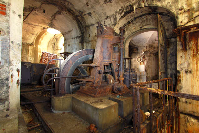 Un groupe électrogène dans l'usine électrique du fort du Mussoir ouest à Cherbourg. VAUBOURG Julie