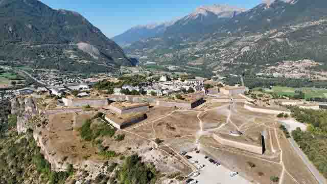 Vue aérienne de la citadelle de Mont-Dauphin édifiée sous VAUBAN (système bastionné) VAUBOURG Lucas