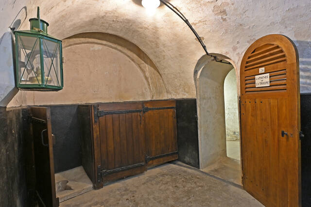 Les latrines troupe au fort du Paillet à Lyon. VAUBOURG Julie