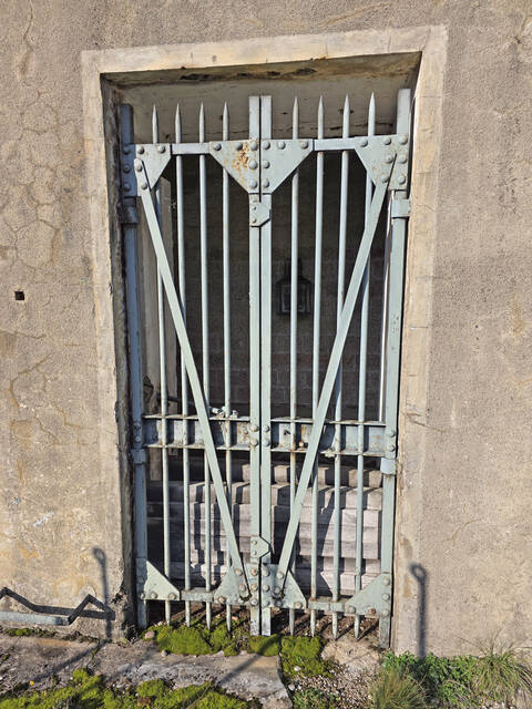 Une des grilles des casernements passifs du fort d'Uxegney à Epinal. VAUBOURG Cédric