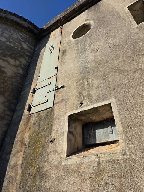 Un volet d'aération  anti soufle sur la façades des locaux passifs et au -dessus une tole de protection de l'évacuation des cheminées de l'air vicié du casernement et des fumés des lampes à pétrole. Fort d'Uxegney Epinal. VAUBOURG Cédric