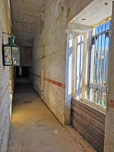 Une grille des casernements passifs du fort d'Uxegney à Epinal et un système de blindage en poutrelles en bois avec sacs de terre  derrière les ouvertures. VAUBOURG Cédric