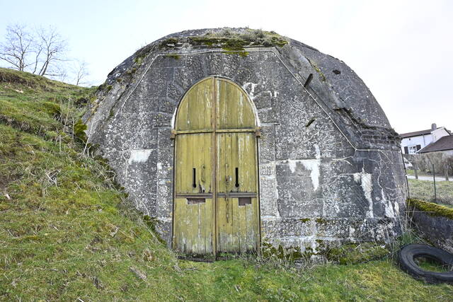 Une porte blindée en bois et en métal du casernement bétonné en béton spécial de la batterie Nord du fort de Villey le Sec. VAUBOURG Julie