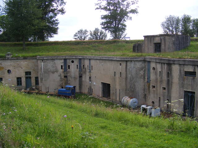 Le casernement bétonné en béton armé du fort d'Uxegney à epinal encore équipé de ses grilles, volets blindé et plaques de protection des cheminées. VAUBOURG Cédric