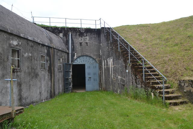Une porte blindée métallique vers 1894 du casernement en béton spécial au fort d'Uxegney à Epinal. VAUBOURG Julie