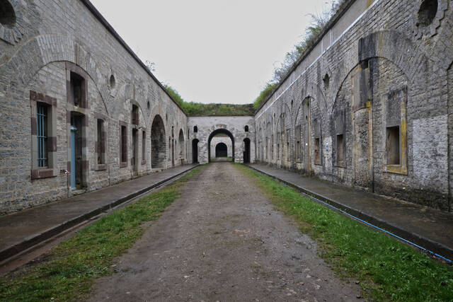 A droite la façade des anciens locaux en maçonnerie renforcés par une couche de béton armé au fort du Mont-Vaudois à Belfort. VAUBOURG Cédric