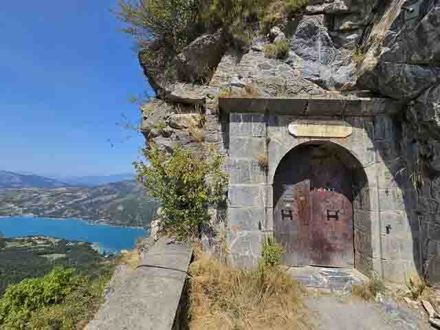 L'entrée du fort de Saint-Vincent les forts. VAUBOURG Cédric