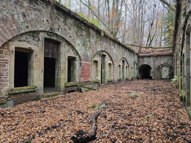 La cour des casernement du fort. VAUBOURG Julie