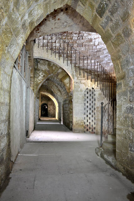 Le couloir derrrière les casemates et un escalier menant à une traverses abri. VAUBOURG Julie