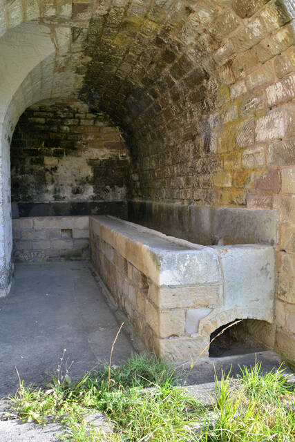 Un lavoir au bout des casernements. VAUBOURG Julie