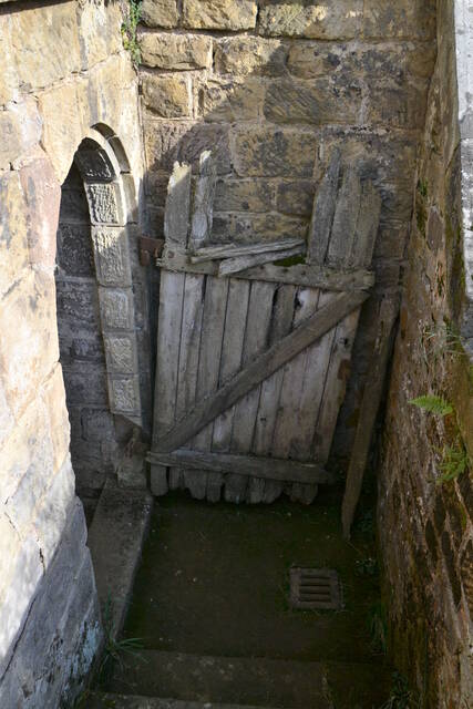 Vestige d'une huisserie de la traverse abri isolée. VAUBOURG Julie