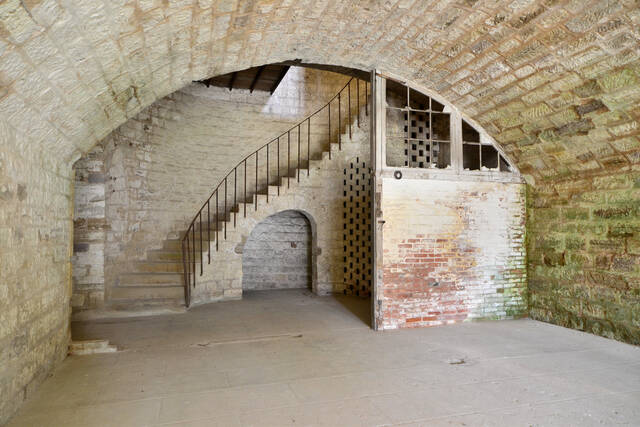 Un escalier menant à une traverse abri derrière la panneterie. VAUBOURG Julie
