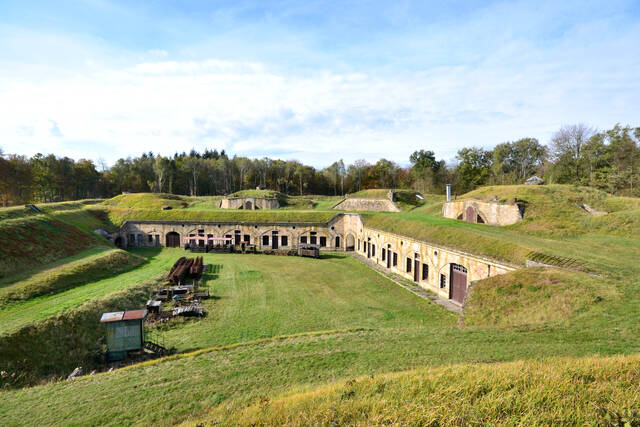 Vue sur les casernements depuis la traverse abri isolée. VAUBOURG Cédric